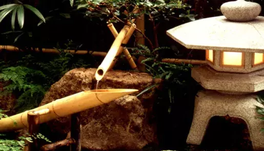 Shishi-odoshi con lampara japonesa